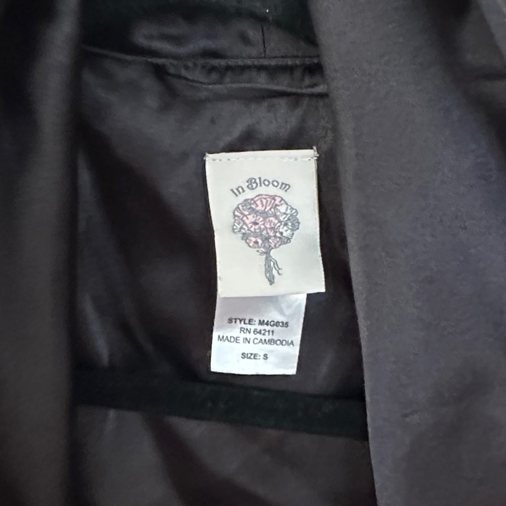 In Bloom Black Velvet Robe - Picture 3 of 5